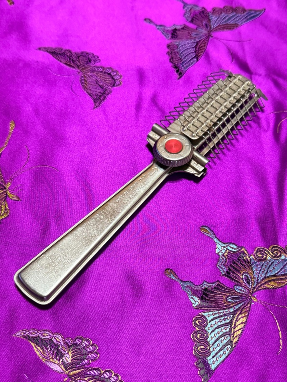 Vtg. 80’s Metal Hair Trimmer Comb with Red Accent Disl Styling Razor Brush